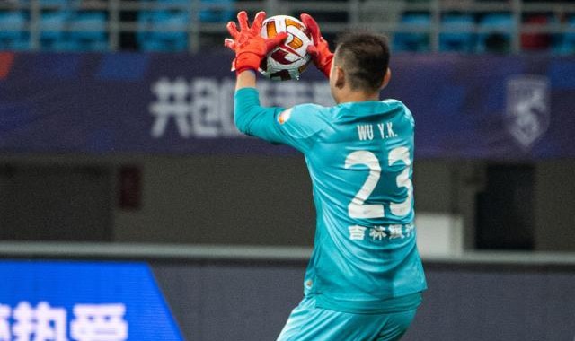 开云在线直播-吴亚轲两送空门被换下 亚泰球迷：这集我去年看过