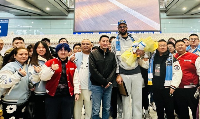 开云体育-周琦新帮手！2米13中锋签约北京，上海外援不敢嚣张，杜锋心凉了