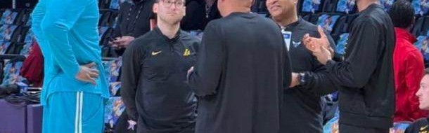 【现场】马威赛前与教练组详谈 用胜利弥补交易遗憾