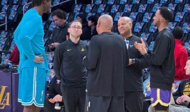 【现场】马威赛前与教练组详谈 用胜利弥补交易遗憾